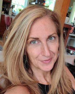 Lisa Senecal Headshot
